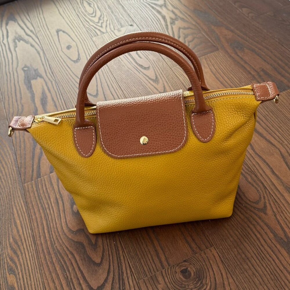 Italian Soft Leather Crossbody Bag with Adjustable Strap
Borse en pelle Italia